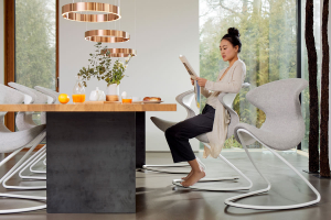 Aeris Oyo im Wohnzimmer mit Frau